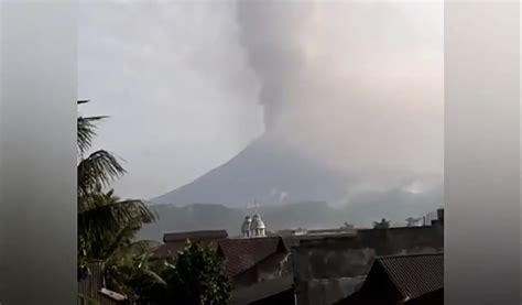 Video Na indonézskom ostrove Sulawesi vybuchla sopka popol chrlila do