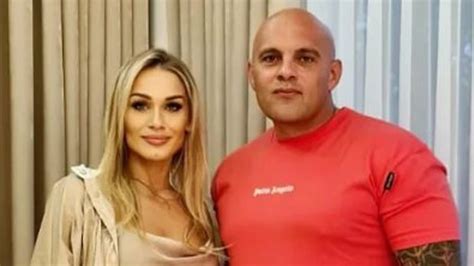 Dominik Z Gogglebox Ca Uje Si W Morzu Z On Kt Ra Kusi Cia Em W Sk Pym Bikini