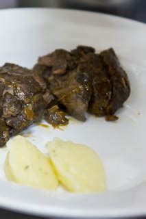 Тушеные говяжьи щеки