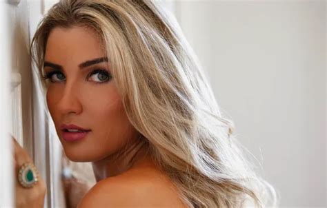 Обои woman model ring look blonde pose lipstick Aline Gotschalg Brazilian woman картинки