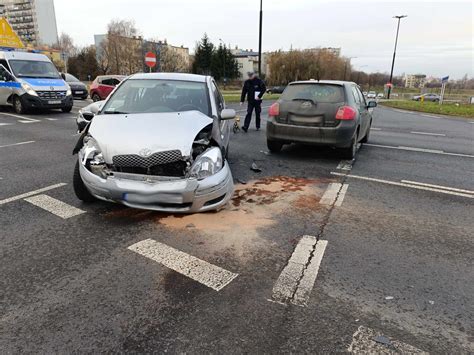 Poranne Zderzenie Dw Ch Toyot Na Rondzie Przy Makro Jedna Osoba W