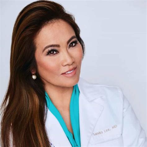 Dr. Pimple Popper “Sandra Lee” Net Worth - famous-doctors.com