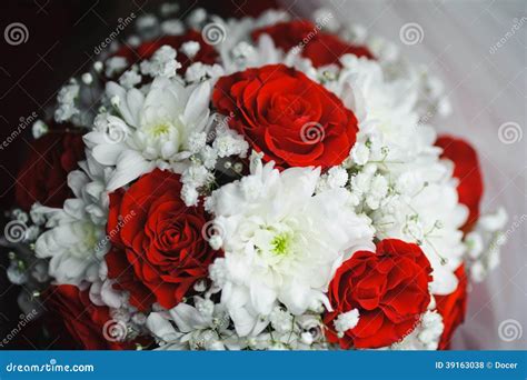 Beautiful Bouquet of Roses and Chrysanthemum Stock Photo - Image of ...