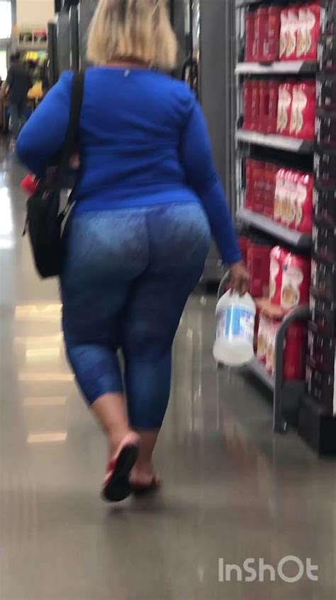 HUGE CANDID ASS MILF ThisVid