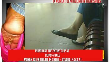 Tac N Colgando Dedo Del Pie Que Hace Estallar Meneando Los Zapatos Planos Negros Xvideos