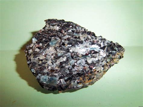 Минерал биотит: черная слюда и все ее свойства, описание внешнего вида ...
