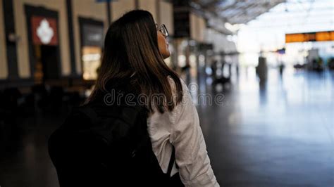 Joven Hermosa Chica Con Bikini Sonriendo En El Amor Que Muestra El S Mbolo Del Coraz N Y La