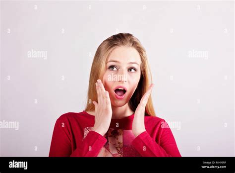 Beautiful Blonde Girl Scream Banque De Photographies Et Dimages Haute R Solution Alamy
