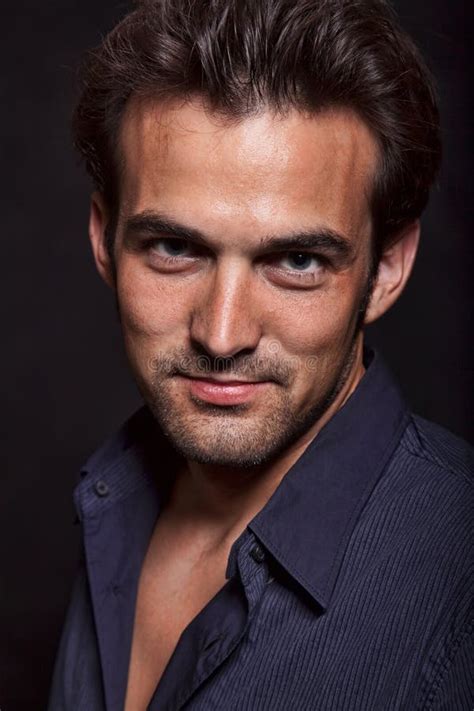 Jeune Homme Attirant De Caucasien D années 20 De Brunette Image stock Image du masculin