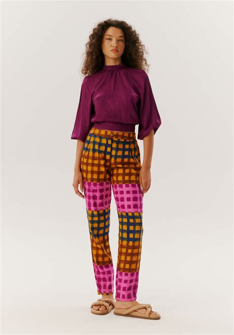 Calça Cenoura Barra Dobrada Estampado Grid CaCay Carioca Brasileira e Latina