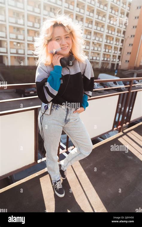 Une Tudiante Blonde De Race Blanche D Poque Touche Son Casque Noir L Ancienne Et Regarde La