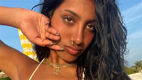 Con sus looks playeros, Lara Raj ilumina las Maldivas