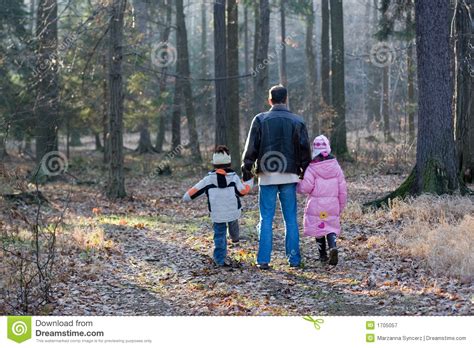 Padre Que Recorre Con Los Niños En Bosque Imagen de archivo Imagen de