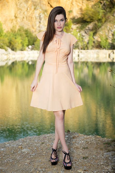 Sexy Teen Serena Streifen Und Spreizt Ihre Muschi Im Freien Porno Bilder Sex Fotos XXX Bilder