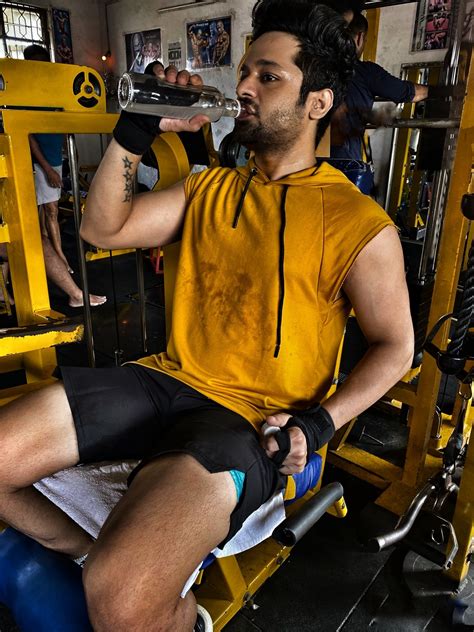 Hot Shone Indian Male Escort In Mumbai