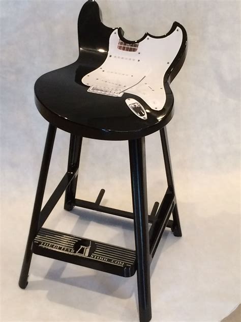 Барный стул для гитариста - 86 фото