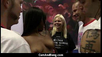 Interracial grupo mamada de un ébano puta XVIDEOS