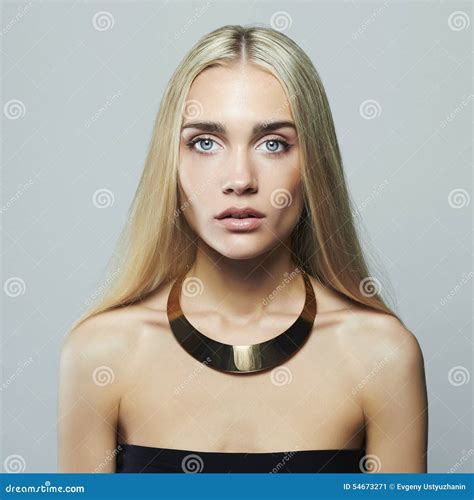 Mujer Rubia Joven Muchacha Hermosa Blonde En Collar Imagen De Archivo Imagen De Modelo