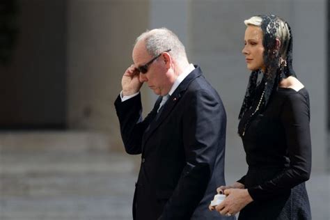 Charlene de Monaco avec son mari à l église robe graphique et maquillage nude pour un hommage