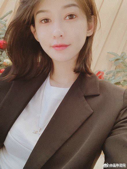 Hot girl 5 ngày 4 đêm dính líu tới sao nam vừa bị bắt vì mua dâm là ai