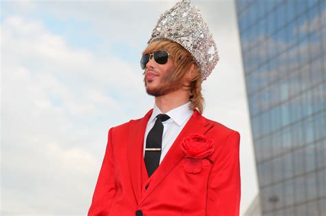 52-летний Сергей Зверев спел песню про Кавказ в компании десятка джигитов