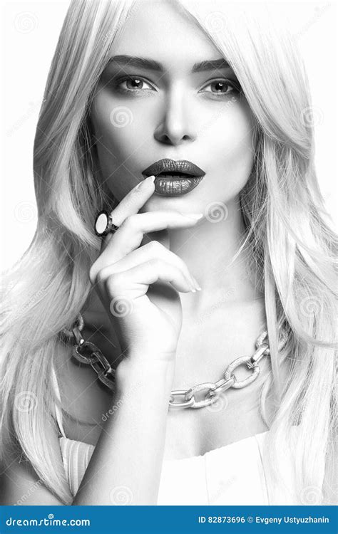 Manier Zwart Wit Portret Van Jonge Mooie Dame Sexy Blonde Schoonheidsvrouw Stock Foto Image Of