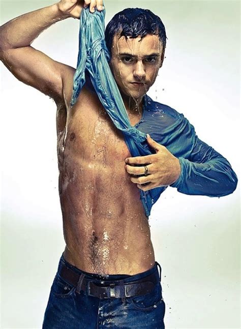 Hot boy đồng tính của làng nhảy cầu nước Anh cởi trần khoe bụng 6 múi