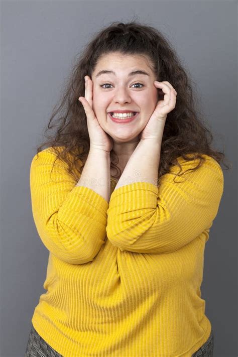 Begeisterte Junge Blonde Frau Mit Taschenrechner Und Den Daumen Oben Stockfoto Bild Von