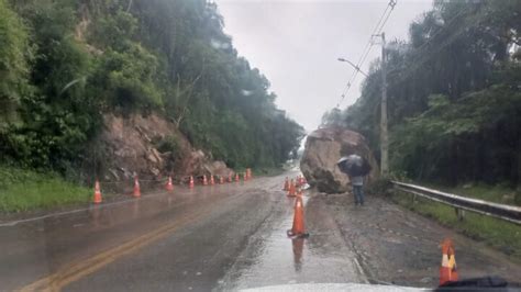 Tr Nsito Em Meia Pista Ap S Deslizamento Pr Ximo A Ponte Do Arco Vvale