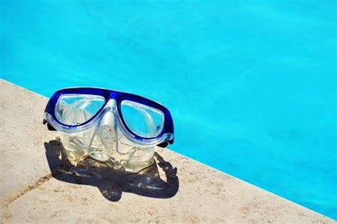 how to clean a dive mask