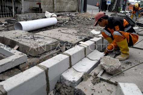 Revitalisasi Trotoar Jalan Kramat Raya Antara Foto