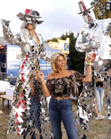 Un T Hot En Vacances Caroline Margeridon Oublie Tout M Me Son Maillot De Bain Le