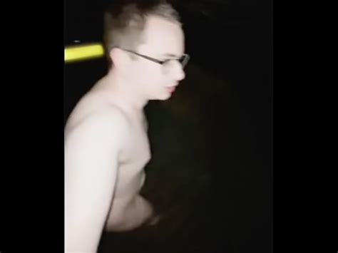 Puta gay desnuda en la vía pública XVIDEOS