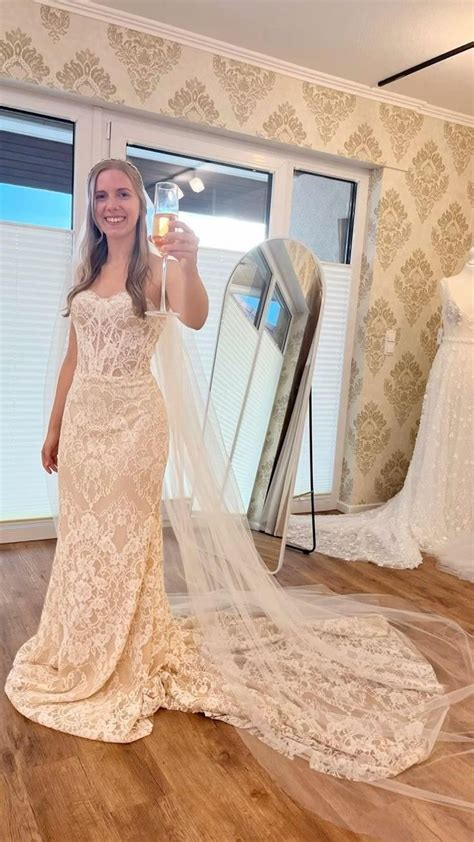 Happy Friday Im modernen Winnie Brautkleid von Made with Love erhältlich in Nude und Ivory