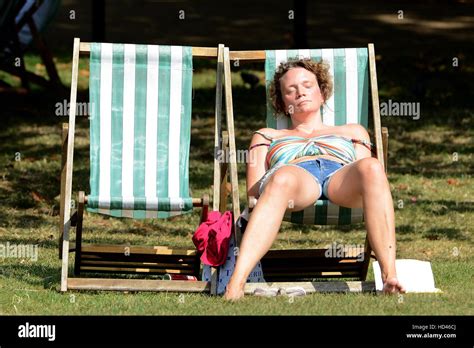 People In Green Park London Enjoy The Hot Weather As The Temperatures Are Set To Possibly