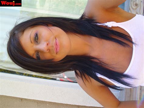 Solo Brunette Chick Showing Her Hard Nipples Under Her White Shirt 15 Photos