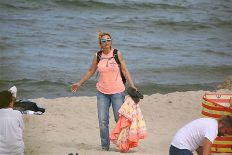 Martyna Wojciechowska na plaży w bikini Zdjęcia paparazzi Świat Gwiazd