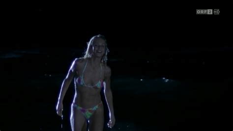 Naked Claudine Wilde In Klinik Unter Palmen