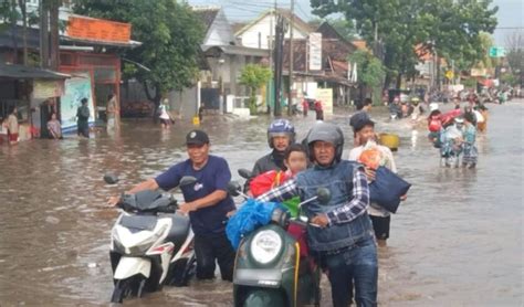 Jalan Kraton Pasuruan Lumpuh Akibat Terendam Banjir Suara Surabaya