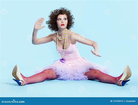 Ragazza Riccia Del Brunette Fotografia Stock Immagine Di Talloni Braccio