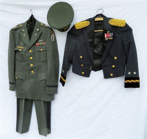 US Army Officer dress uniform set Identified Distinguished Service ...