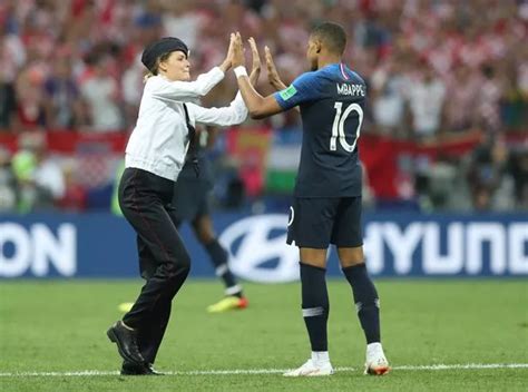 Kylian Mbappe High Fived Pussy Riot Pitch Invaders And Eagle Eyed Fans Loved It The Mirror