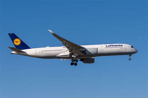 Lufthansa's First Airbus A350 Repainted Into New Livery - Simple Flying