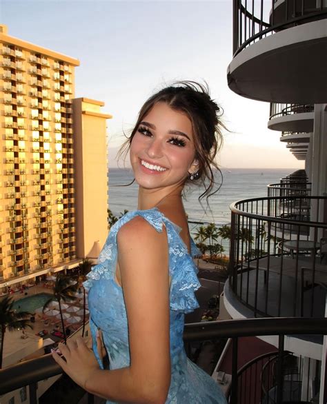 Beautiful smile : r/PrettyGirls