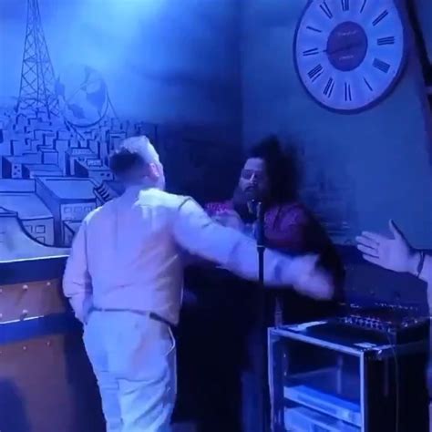 Comico Spagnolo Fa Battuta Su Neonato Gay Padre Va Sul Palco E Lo Prende A Botte