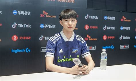 Chân dung chàng hot boy mới của LCK vừa khiến Faker ôm hận Sở hữu nụ cười làm tan chảy fan girl