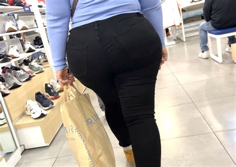 Latina In White Leggings With VPL Spandex Leggings Yoga Pants Forum