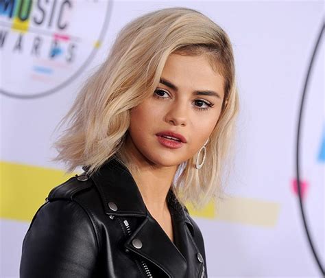Selena Gomez Shows Off New Blonde Bob At AMAs HELLO