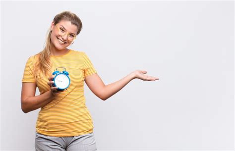 Jovens Bonitas Mulher Latina Sorrindo Alegremente Sentindo Se Feliz E Mostrando Um Conceito No