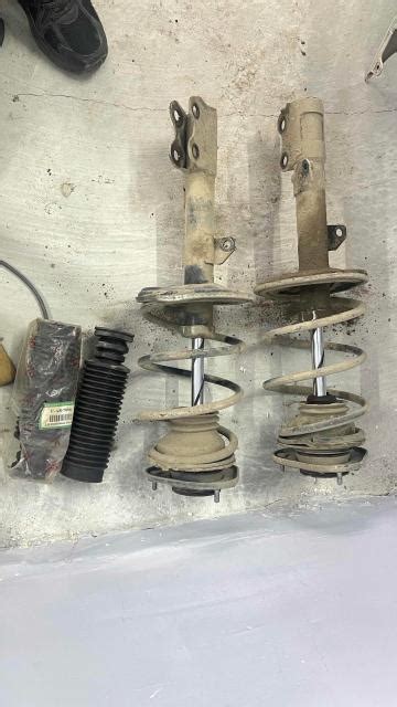 Стойки передние оригинал Тойота KYB, от филдера 14...